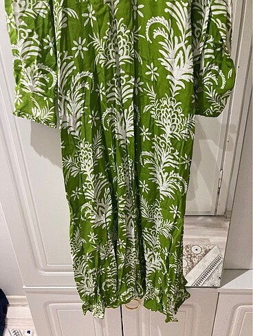 Zara kemerli ve desenli yeşil elbise - Görsel 10