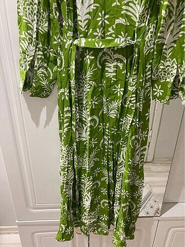 Zara kemerli ve desenli yeşil elbise - Görsel 11