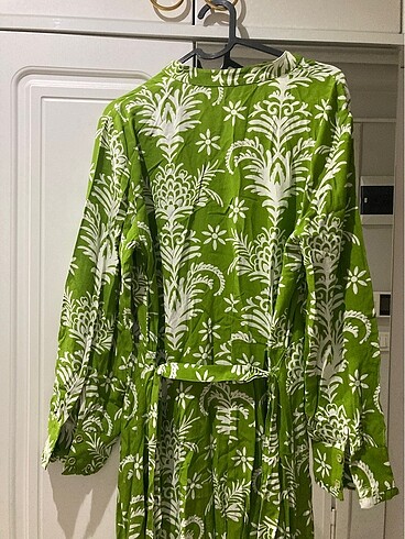 Zara kemerli ve desenli yeşil elbise - Görsel 12
