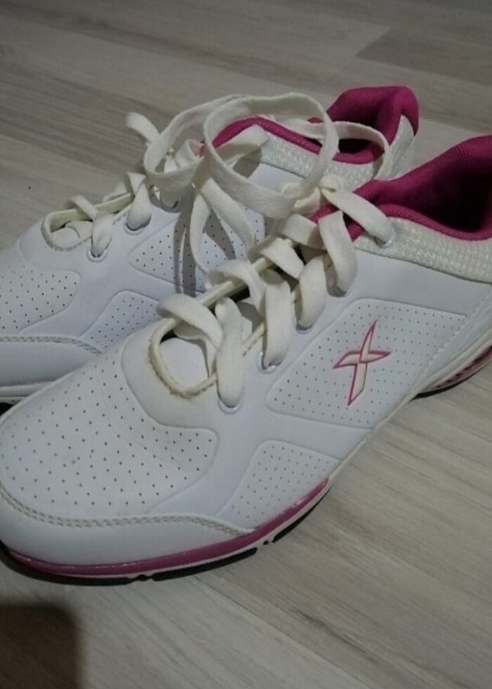 Pembe detaylı spor ayakkabı - Görsel 3