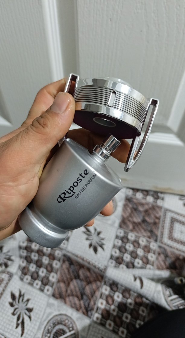 Gri Modern Minimalist Erkek Parfümü - Görsel 2