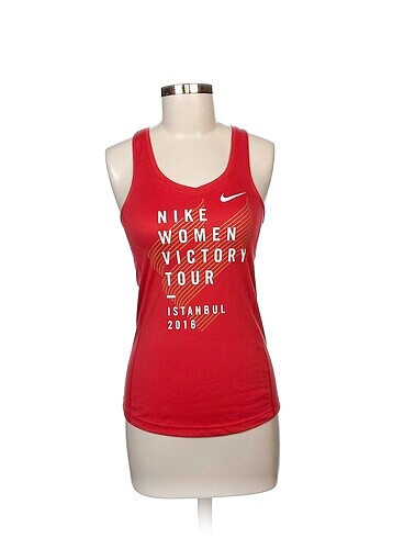 Nike T-shirt %70 İndirimli.