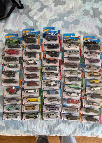 Çeşitli Renklerde Hot Wheels Oyuncak Arabalar