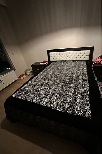 Siyah az kullanılmış yatak odası takımı