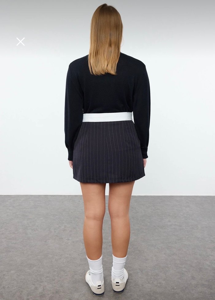 Gri Mini Çizgili Pilili Etek - Görsel 4