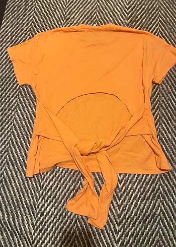 Turuncu bel detaylı tişört - Görsel 3
