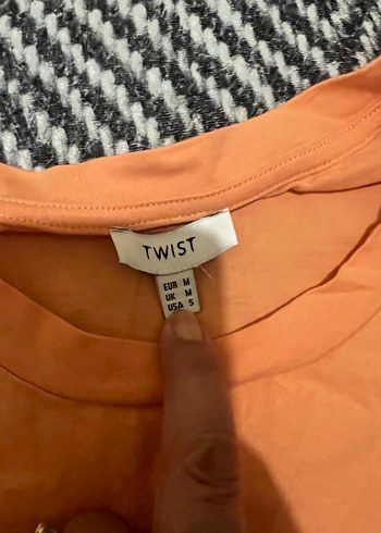 Turuncu bel detaylı tişört - Görsel 4