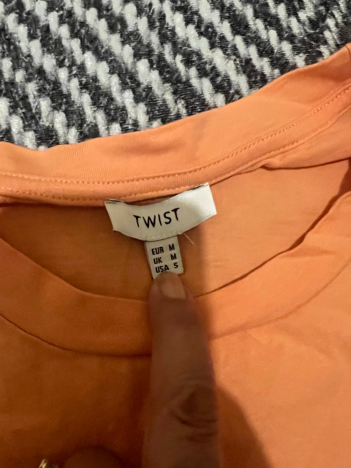 Turuncu bel detaylı tişört - Görsel 4