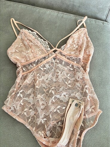 BERSHKA dantel bodysuit pudra