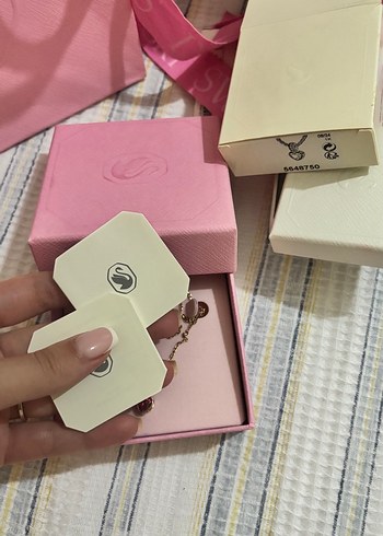 Beden kırmızı Renk Swaroskı taşlı Altın Renkli Mini Kalp Kolye