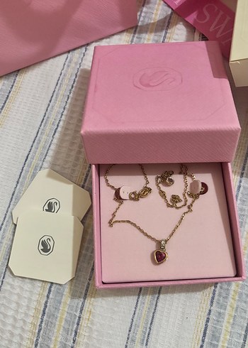 Swaroskı taşlı Altın Renkli Mini Kalp Kolye