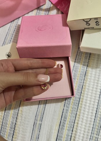Beden Swaroskı taşlı Altın Renkli Mini Kalp Kolye