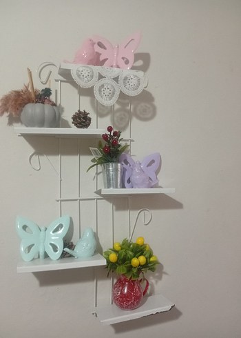 Beyaz Duvar Rafı ve Pastel Renkli Süslemeler - Görsel 2