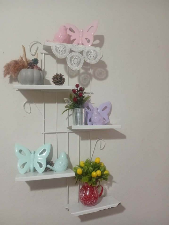 Beyaz Duvar Rafı ve Pastel Renkli Süslemeler - Görsel 2