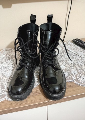 Siyah Rugan Bağcıklı Gotik Kadın Bot - Görsel 2