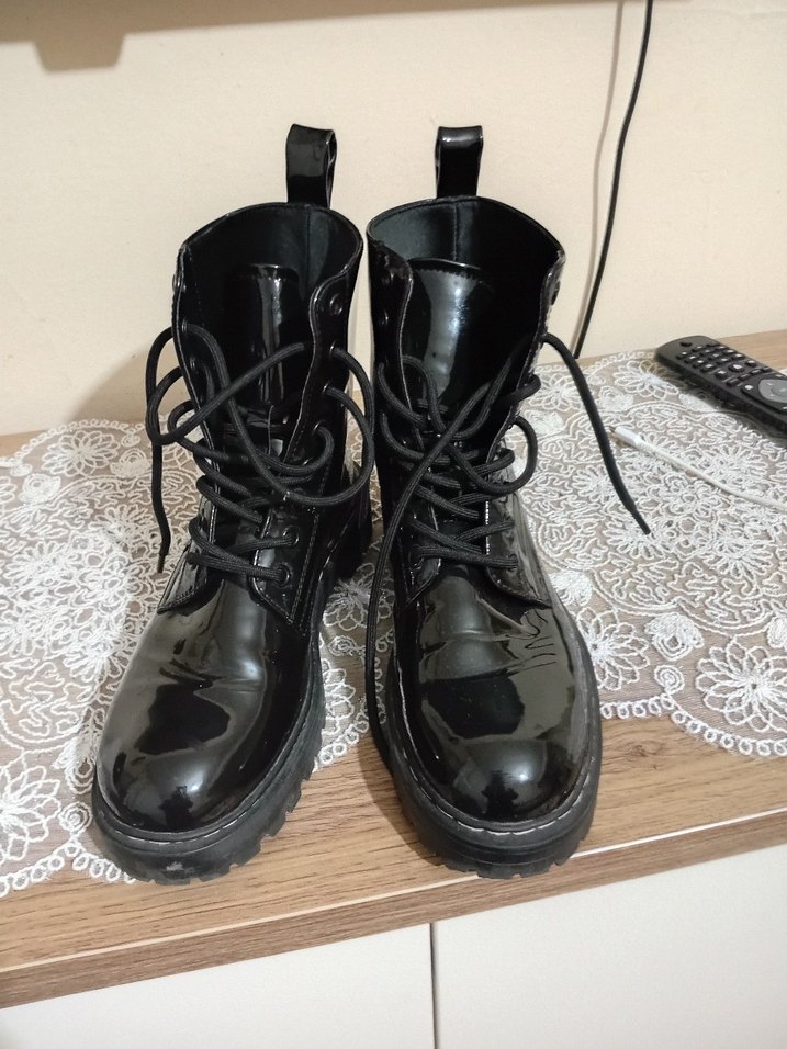 Siyah Rugan Bağcıklı Gotik Kadın Bot - Görsel 2