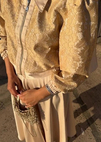 Zarif Taş Detaylı Bej Gold Ceket & Ekru Pileli Uzun Etek Takım - Görsel 3