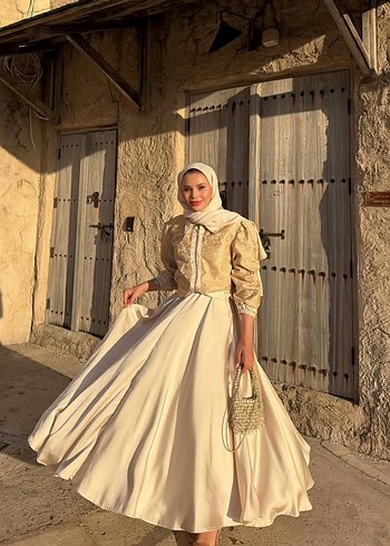 Zarif Taş Detaylı Bej Gold Ceket & Ekru Pileli Uzun Etek Takım - Görsel 2