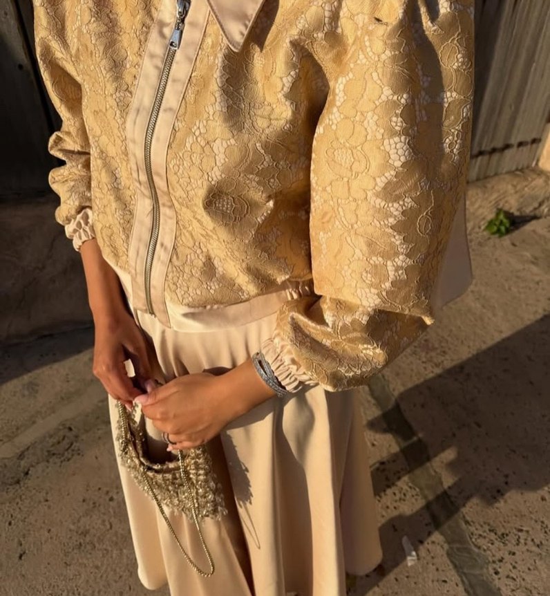 Zarif Taş Detaylı Bej Gold Ceket & Ekru Pileli Uzun Etek Takım - Görsel 3