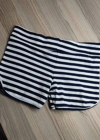 Mavi Çizgili Beyaz Şort - Görsel 2