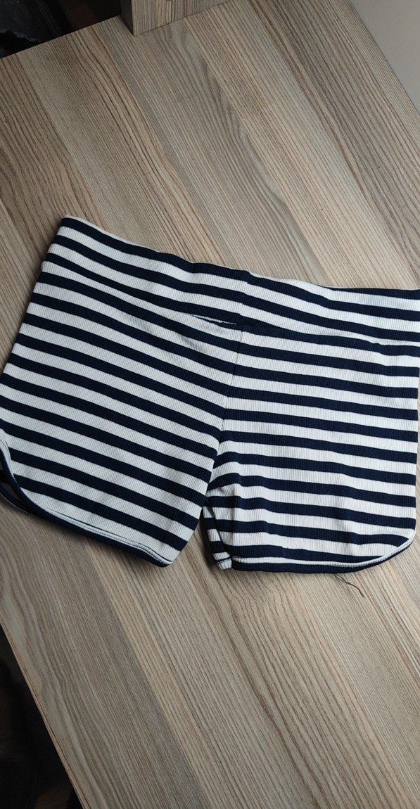 Mavi Çizgili Beyaz Şort - Görsel 2