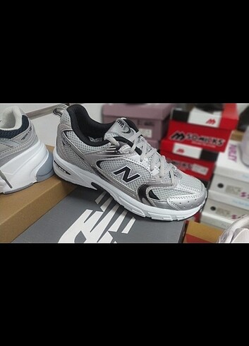 New Balance New balance spor ayakkabı magaza ürünüdür
