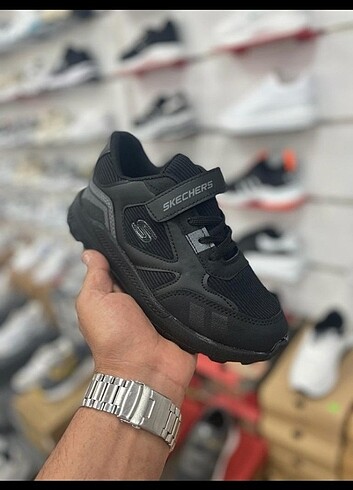 Çocuk spor ayakkabı magaza ürünüdür
