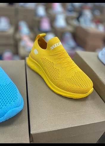27 Beden Çocuk spor ayakkabı magaza ürünüdür