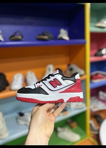 NEW BALANCE 550 SPOR AYAKKABI MAGAZA ÜRÜNÜDÜR