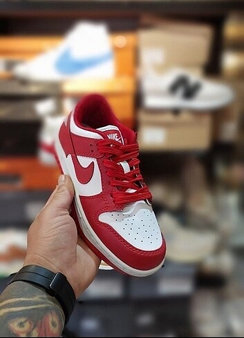38 Beden kırmızı Renk Nike dunk dikişli sıfır ve kutulu magaza ürünüdür