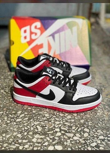 Nike dunk dikişli sıfır ve kutulu magaza ürünüdür