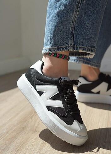 New balance spor ayakkabı magaza ürünü