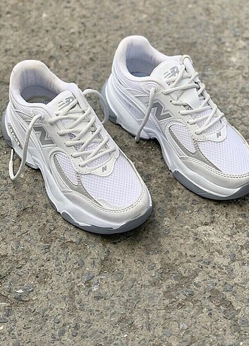 NEW BALANCE SPOR AYAKKABI SIFIR MAGAZA ÜRÜNÜ KOKU VE TERLEME YAP
