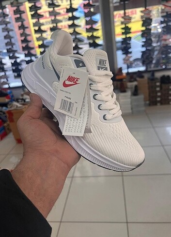 Bayan spor ayakkabı sıfır magaza ürünü