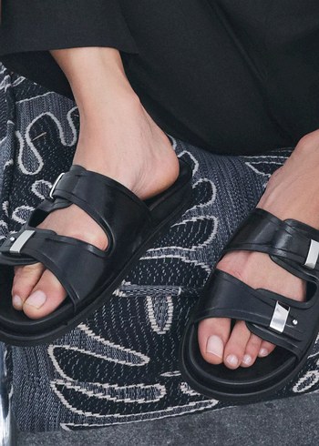 Zara Siyah Parlak Tokalı Suni Deri Kadın Terlik - Görsel 3