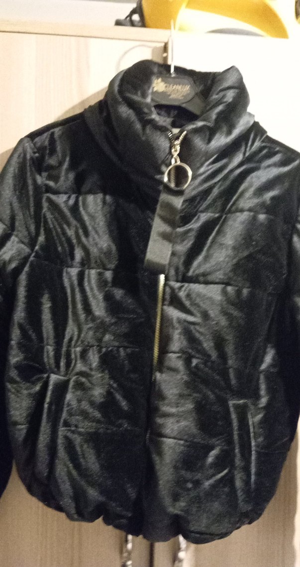 Siyah Parlak Kısa Kürklü Kadın Mont - Görsel 2