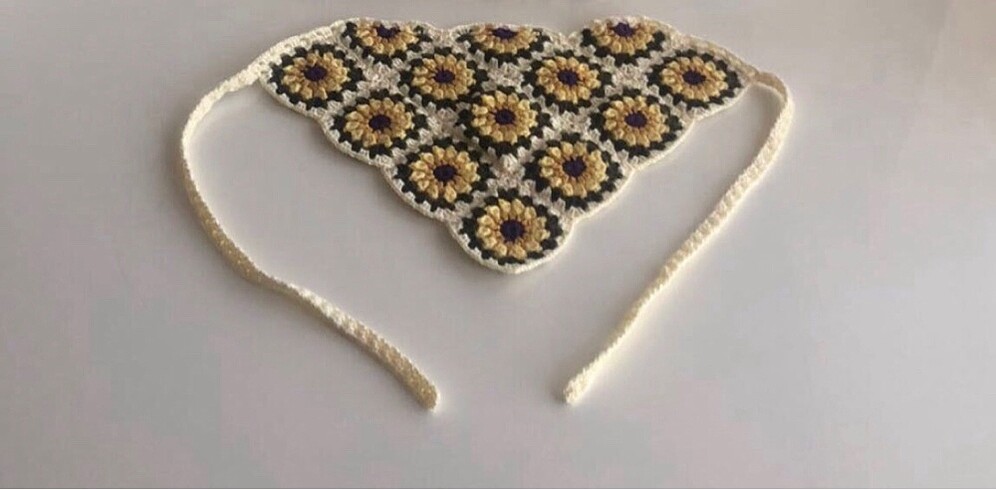 Ay çiçeği motifli el örgüsü bandana