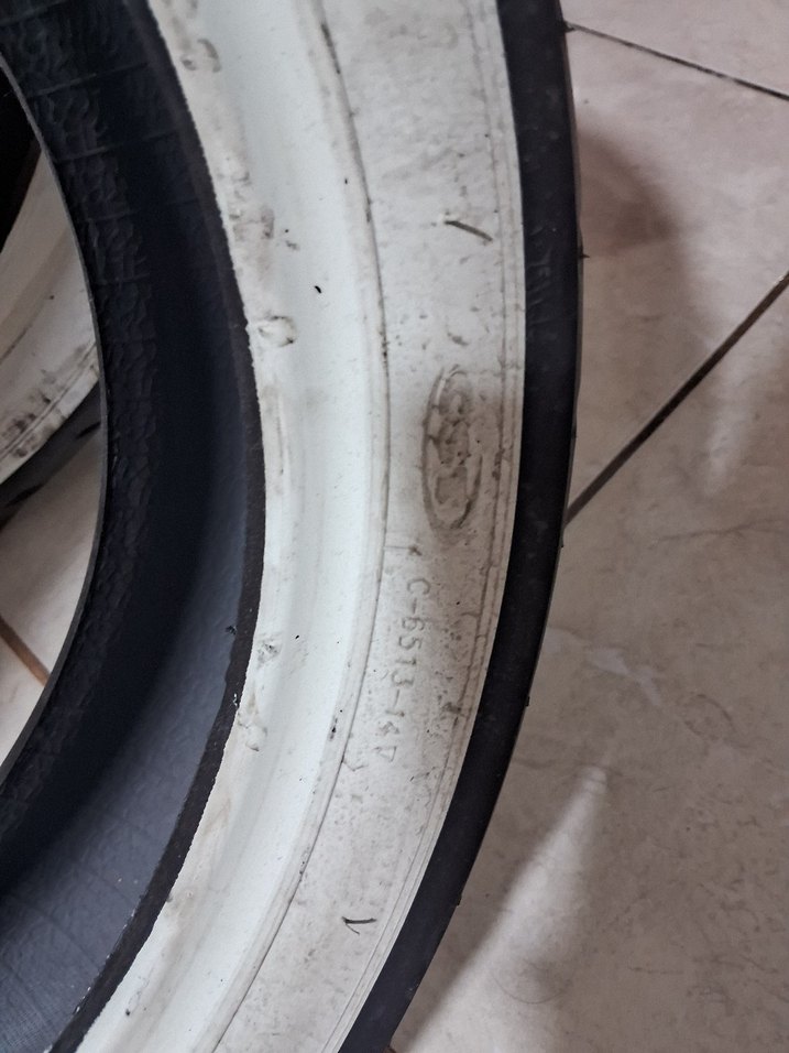 Beyaz Vintage Motosiklet Lastiği - Görsel 3