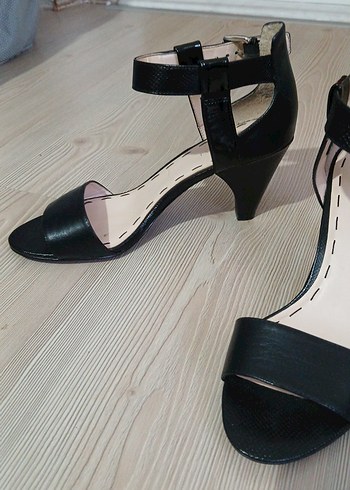 Nine West Kadın Siyah Tokalı Dolgu Topuklu Sandalet
