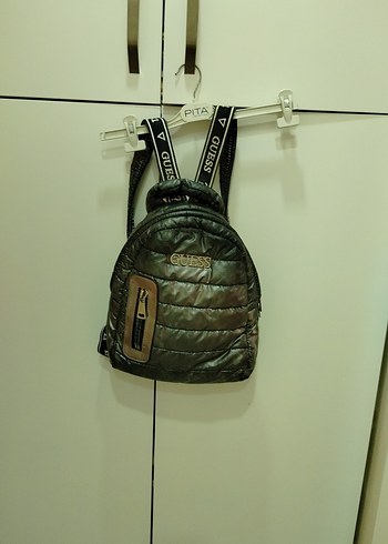 Guess Guess Siyah Yılan Derisi Desenli Kadın Sırt Çantası