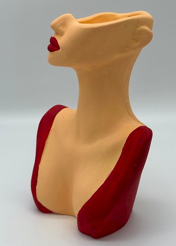 Kırmızı Detaylı Kadın Figürü - Görsel 3