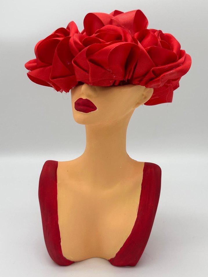 Kırmızı Detaylı Kadın Figürü - Görsel 4