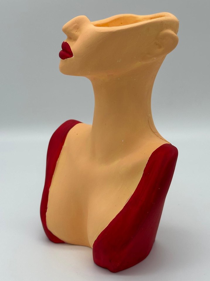 Kırmızı Detaylı Kadın Figürü - Görsel 3