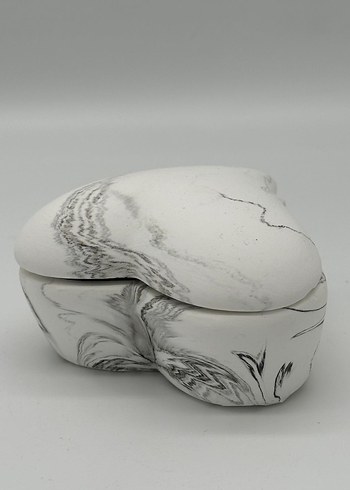 Gri Detaylı Beyaz Kalp Şekilli takı kutusu - Görsel 4