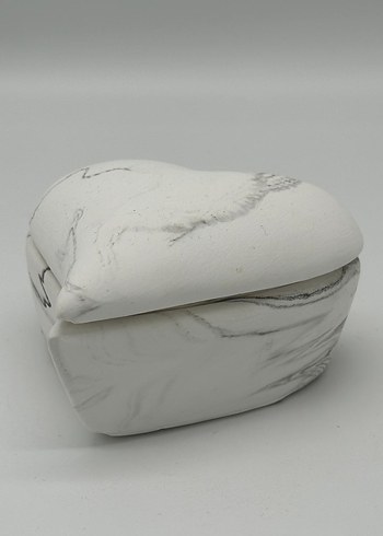 Gri Detaylı Beyaz Kalp Şekilli takı kutusu - Görsel 3