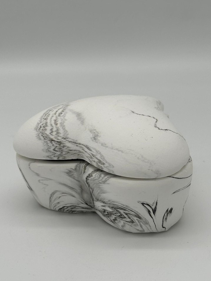 Gri Detaylı Beyaz Kalp Şekilli takı kutusu - Görsel 4