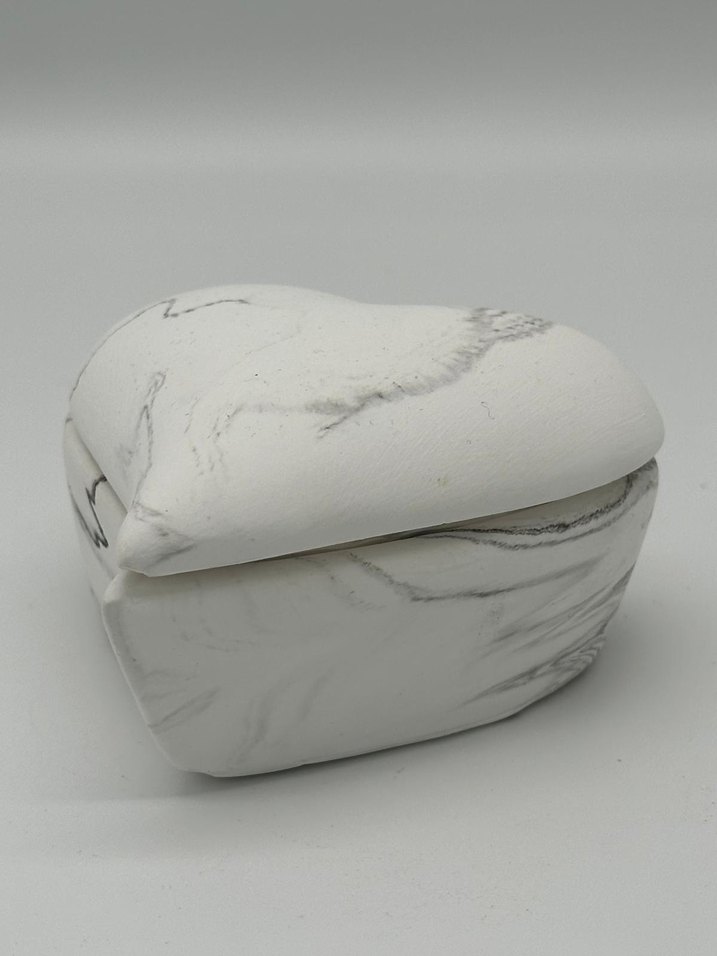 Gri Detaylı Beyaz Kalp Şekilli takı kutusu - Görsel 3