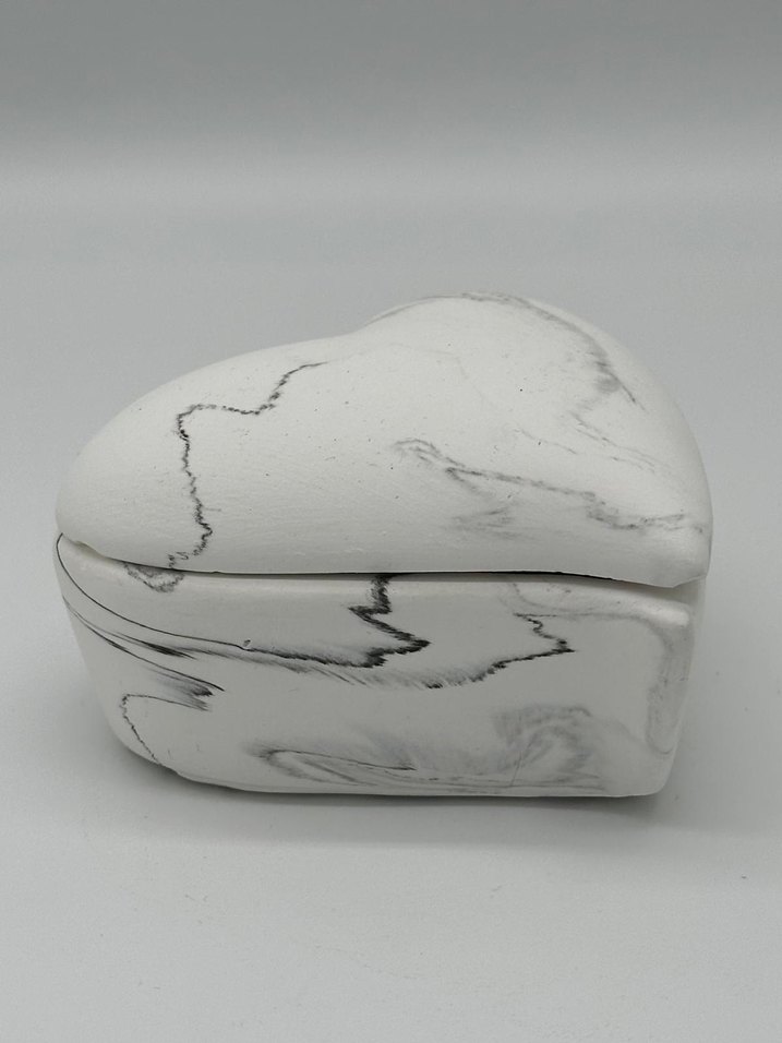 Gri Detaylı Beyaz Kalp Şekilli takı kutusu - Görsel 2