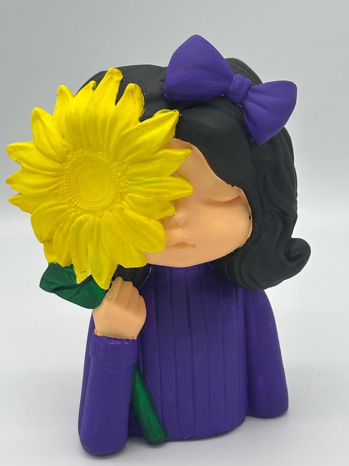 Siyah Saçlı Figür, Mor Elbise ve Ayçiçeği - Görsel 3