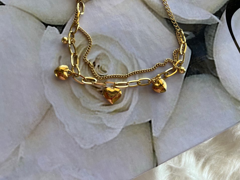 Zincir Detaylı Kalpli Altın Renk Kadın Bileklik - Görsel 3